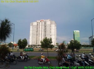 Chuyển nhà bị Kẹt giờ tại quận 1 TpHCM. Chụp hình dòng người qua lại trên đường Võ Văn Kiệt.